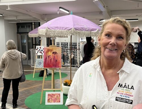 40 glada konstnärer  ställde ut i centrum