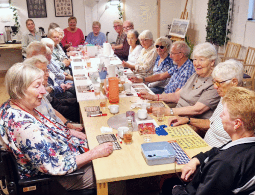 Äldre i Trollbäcken spelar bingo i hemtjänstens lokaler